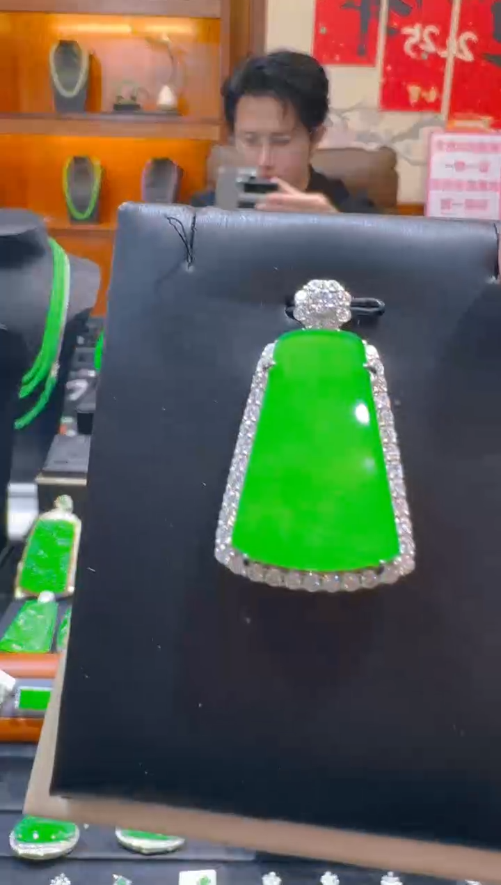 【闪购商品】翡翠吊坠(赠链)银S925镶嵌天然A货翡翠