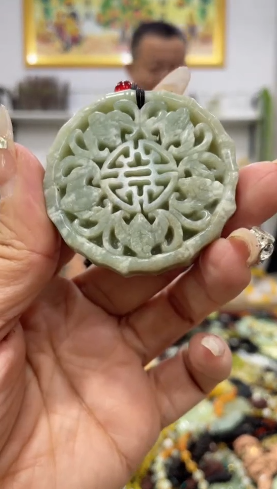 未镶嵌蛇纹石玉吊坠     