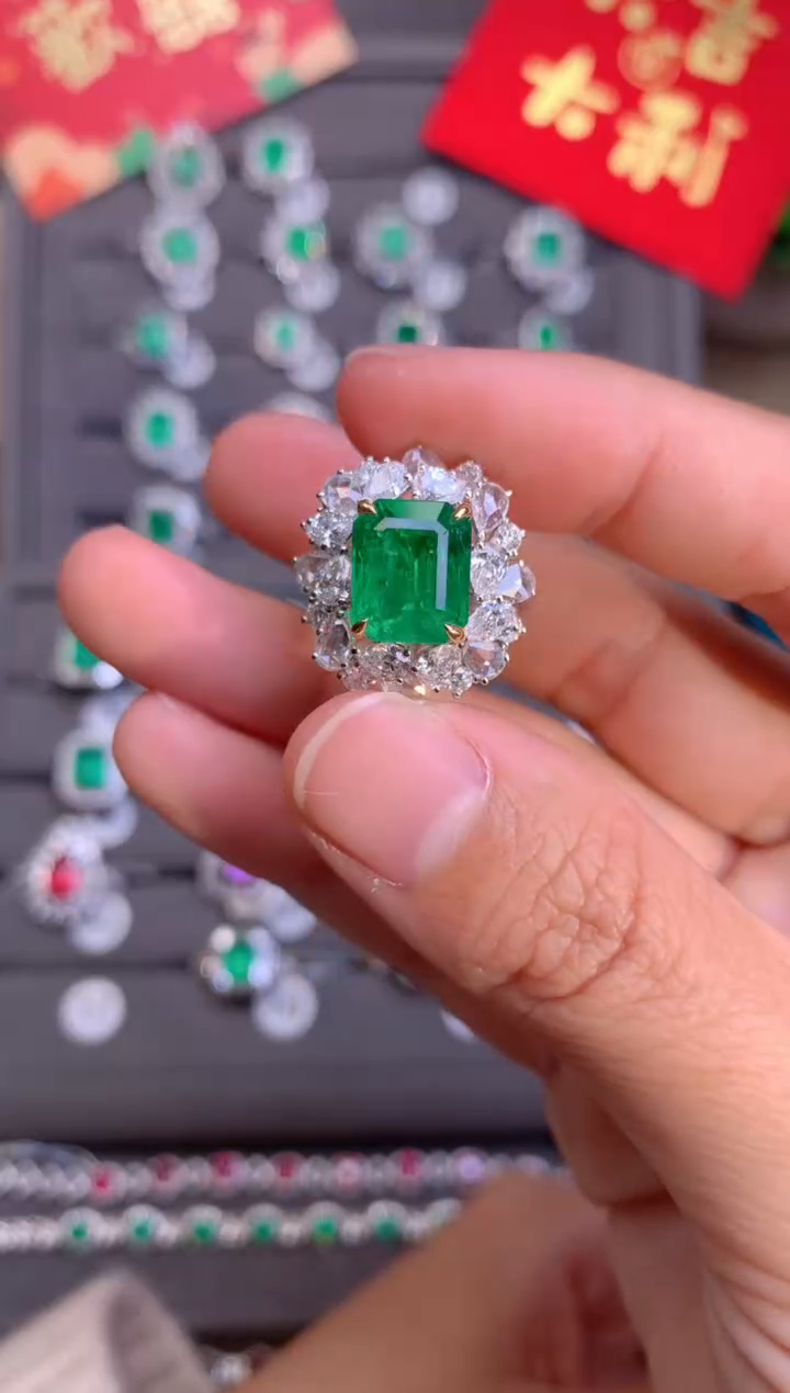 【闪购商品】祖母绿戒指18K金镶嵌3.29CT  沃顿