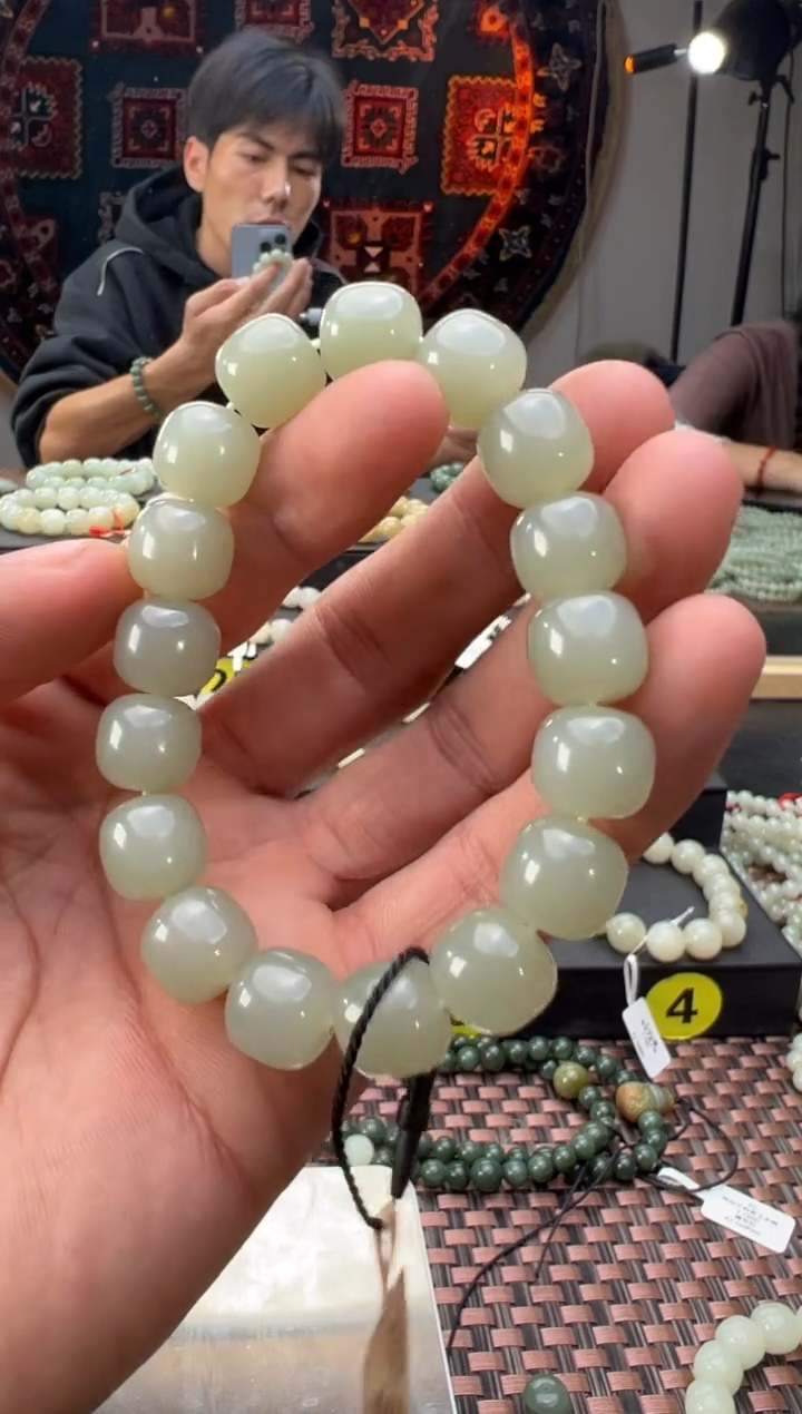 未镶嵌手串和田玉超**己且末料青白玉老型珠手串卡11*12 83分
