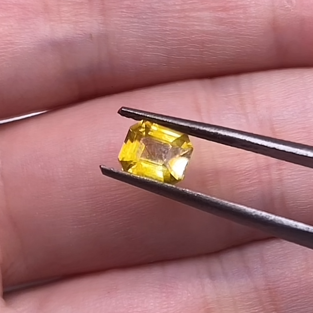 1.03克拉枕形黄蓝宝有烧裸石未镶嵌ZY-04