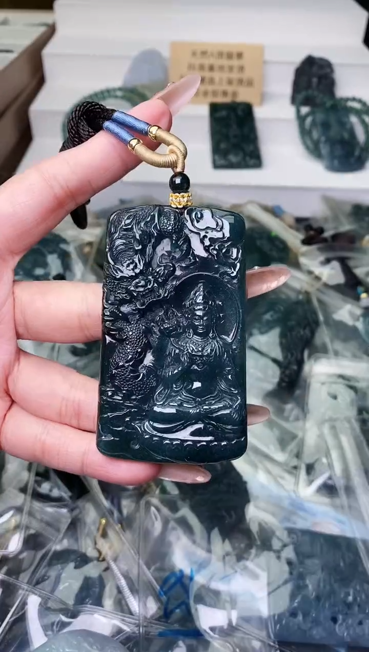 颈饰未镶嵌翡翠 