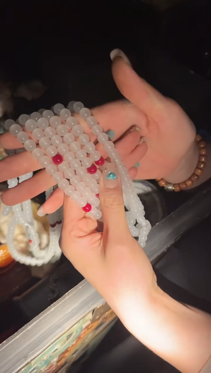 【闪购商品】【闪购商品】白色带红项链一个