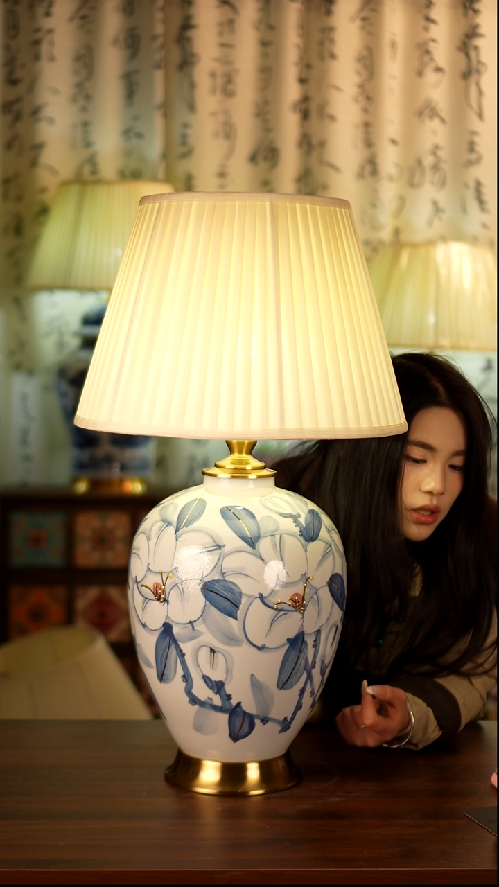 圆形款陶瓷台灯客厅的