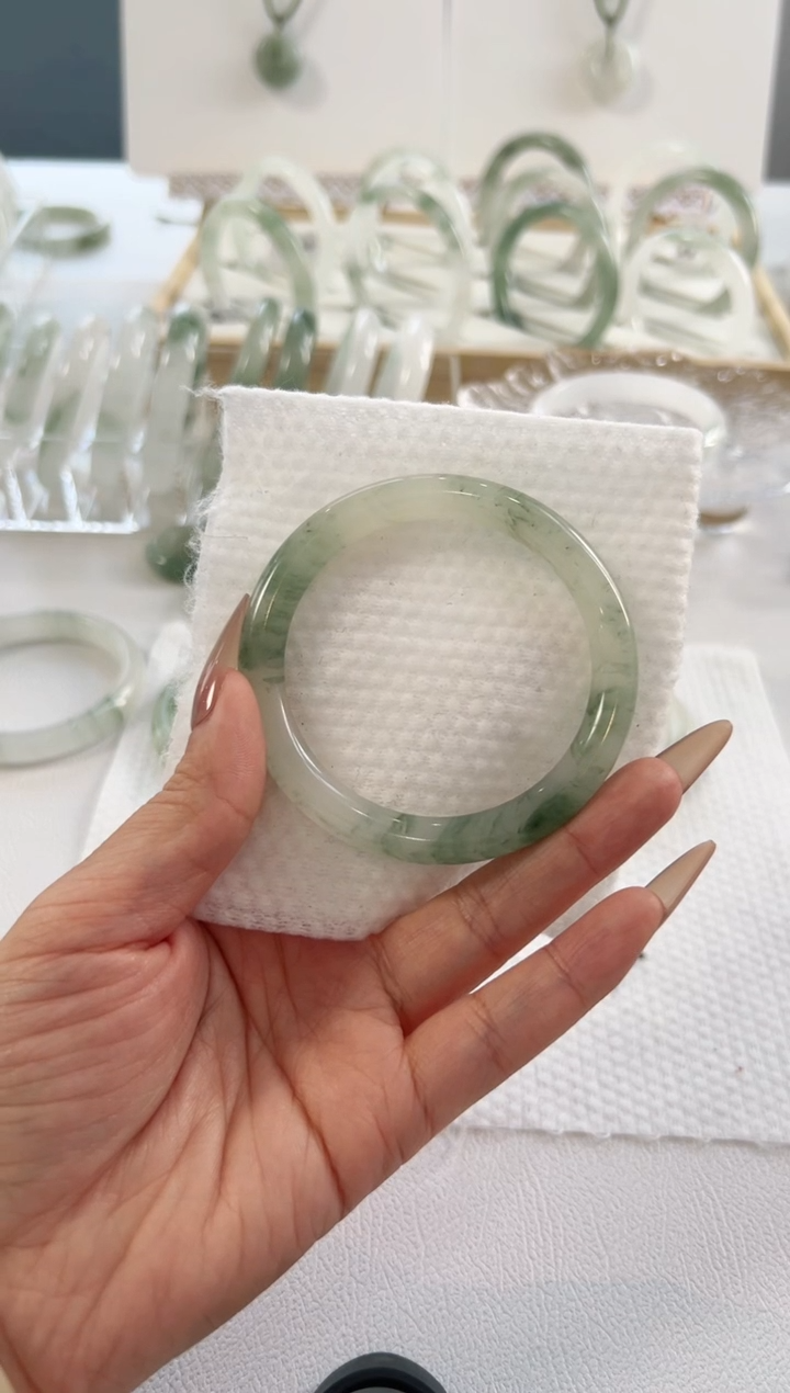 【闪购商品】石英质玉手镯未镶嵌56