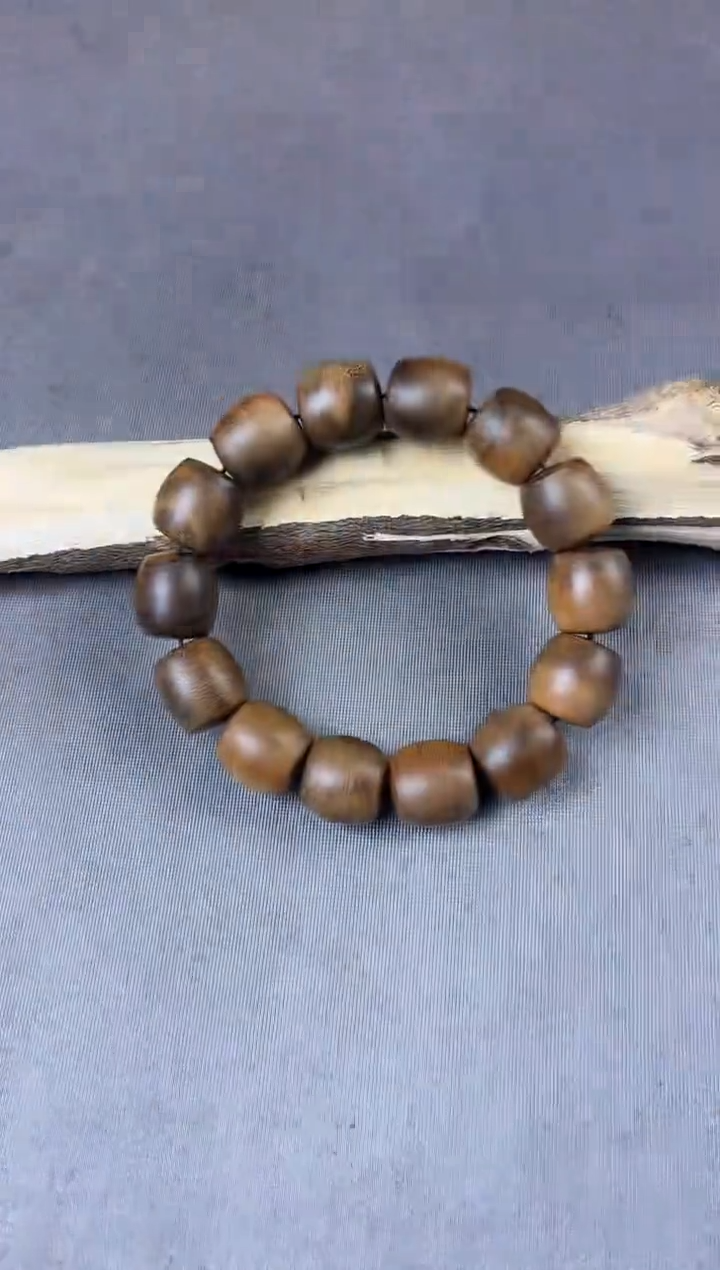 沉香沉香碎屑+富森红土16鼓珠单圈沉42克+多样性发一