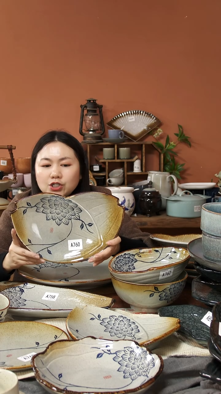 陶瓷A760 一只手绘蓝莲花花苞异形盘大号31*18*5微瑕