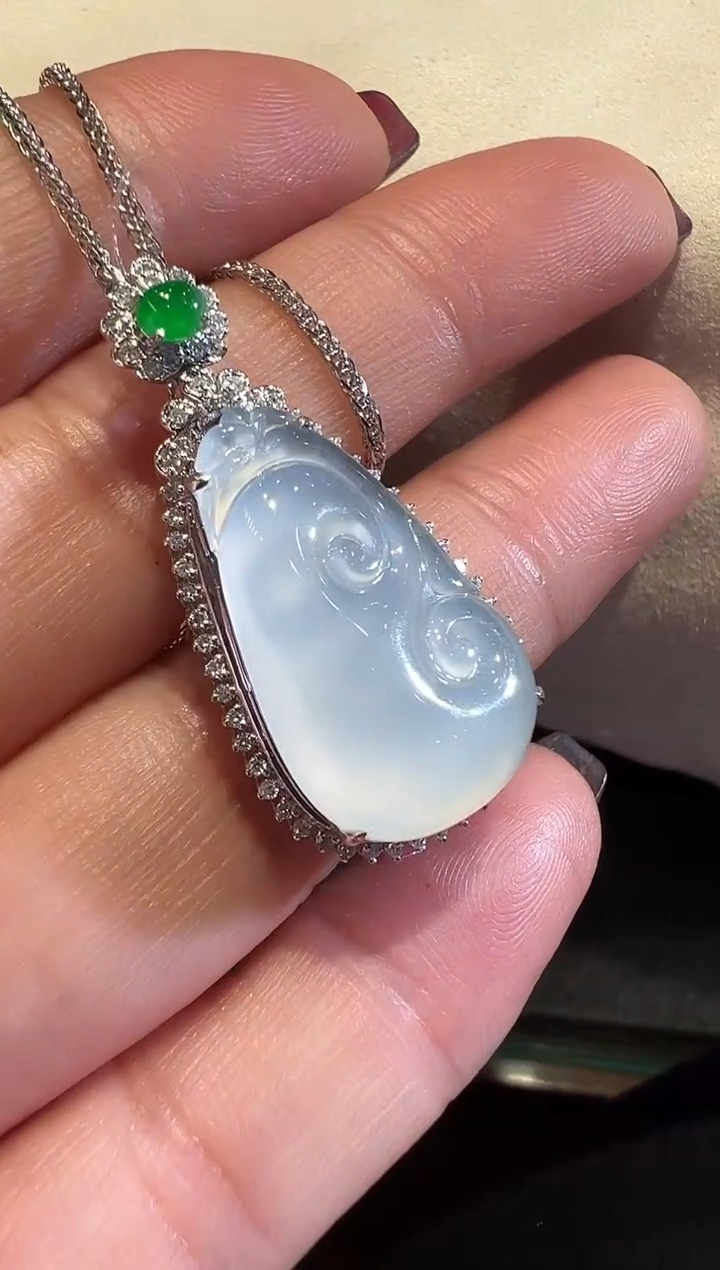 颈饰18K金镶嵌翡翠翡翠吊坠