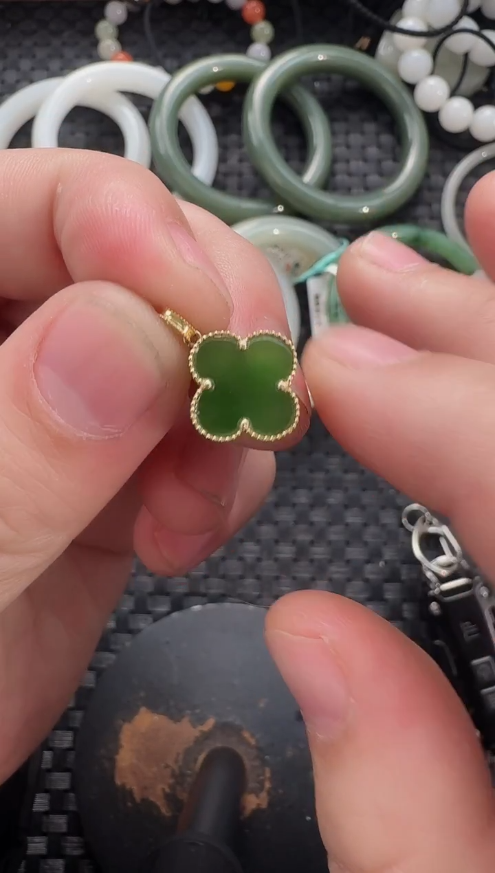 颈饰18K金镶嵌和田玉四叶草