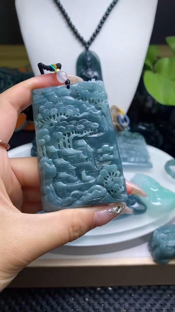 【闪购商品】翡翠未镶嵌颈饰         