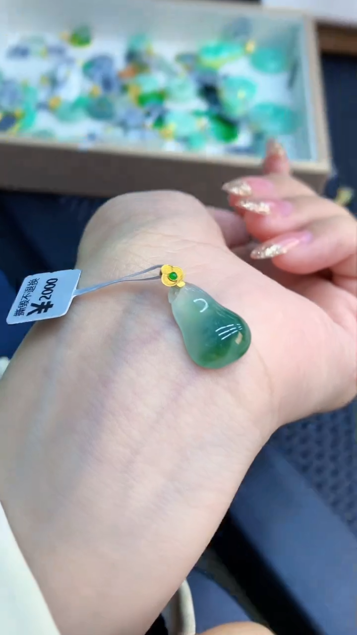 翡翠18K金镶嵌颈饰             8