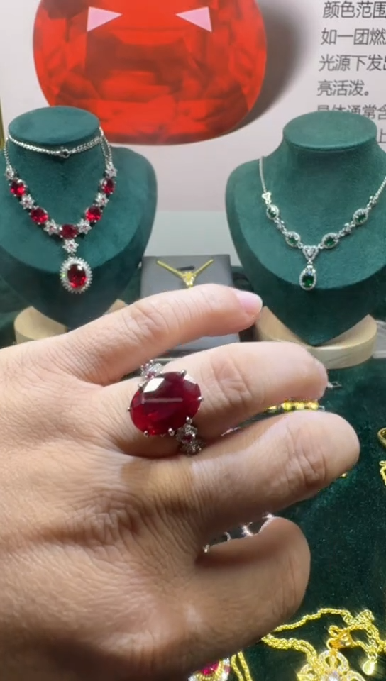 18K金镶嵌戒指红宝石0