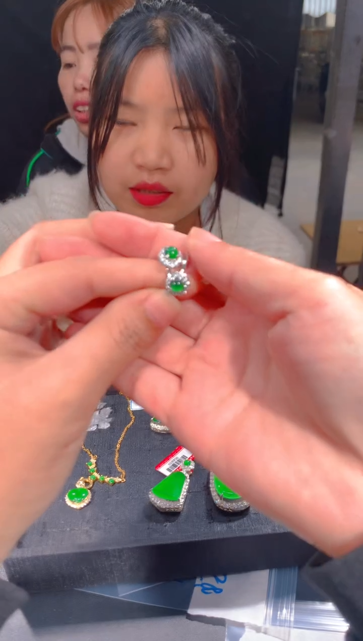 【闪购商品】定制翡翠未镶嵌88定制翡翠，多样性发货（发其一）