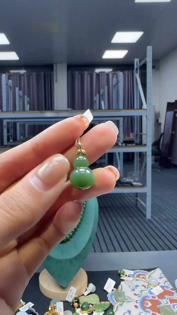 18K金镶嵌和田玉挂件1