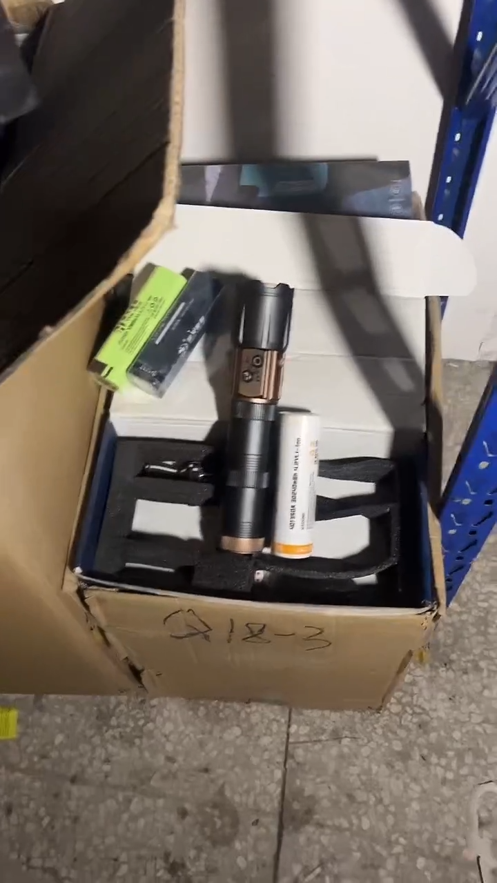 【四激光】超大光率-401350超大电池铝合金电筒