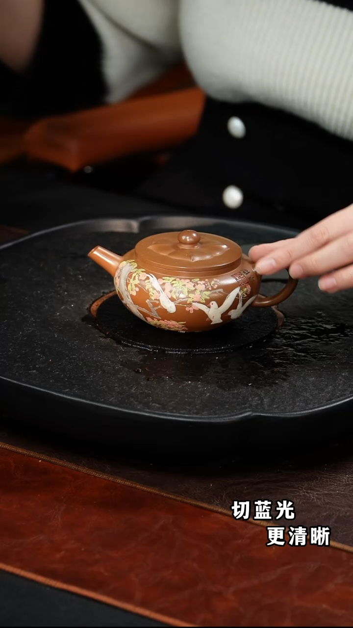 茶壶紫砂丁雪英   莲花141  赤金紫泥    200毫升   亚明证书