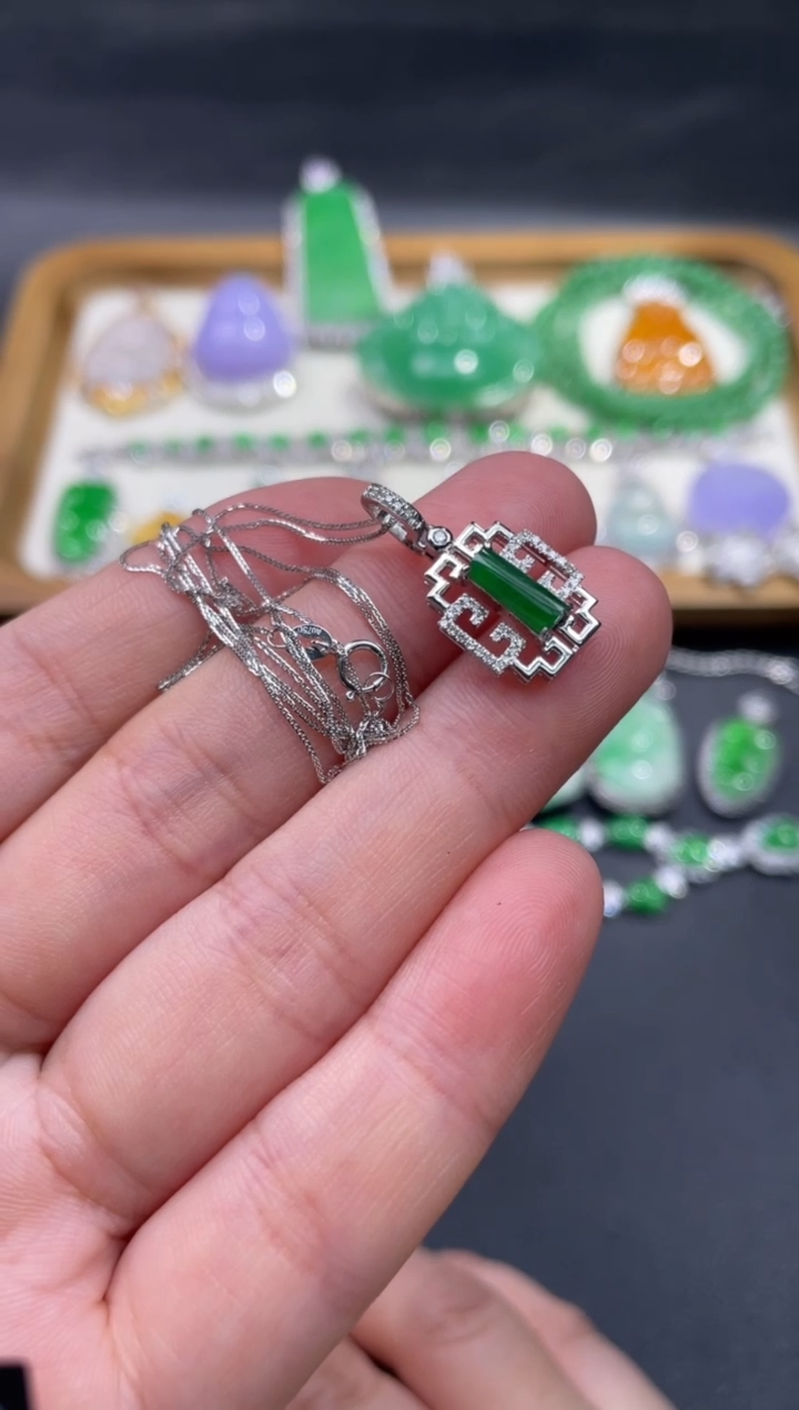 【闪购商品】翡翠颈饰18K金镶嵌56...........