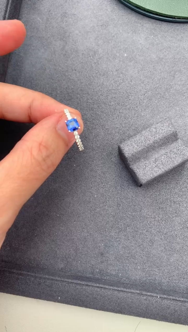 【闪购商品】蓝宝石戒指18K金镶嵌65分皇家蓝