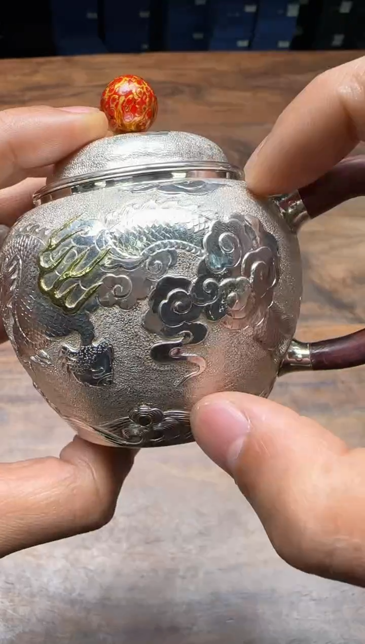 呆坐 大漆嵌金錾刻龙凤呈祥 龙珠壶