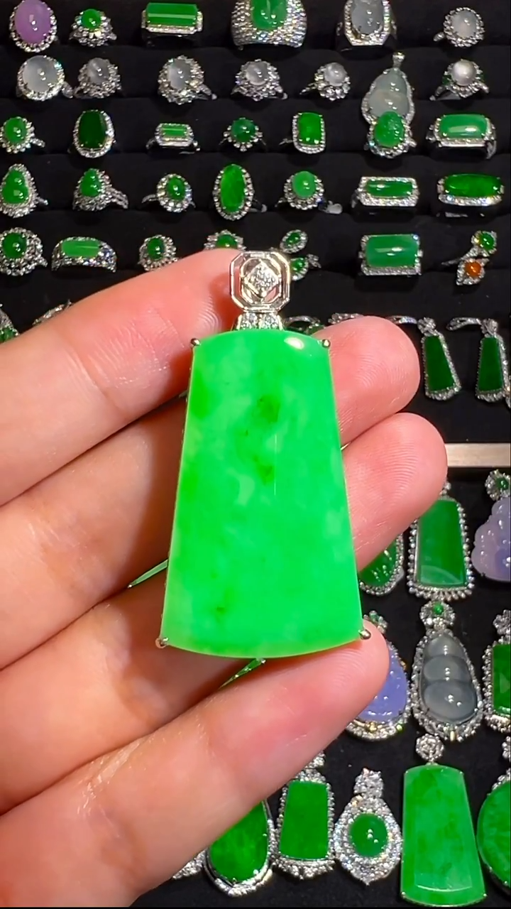 18K金镶嵌挂件翡翠吊坠