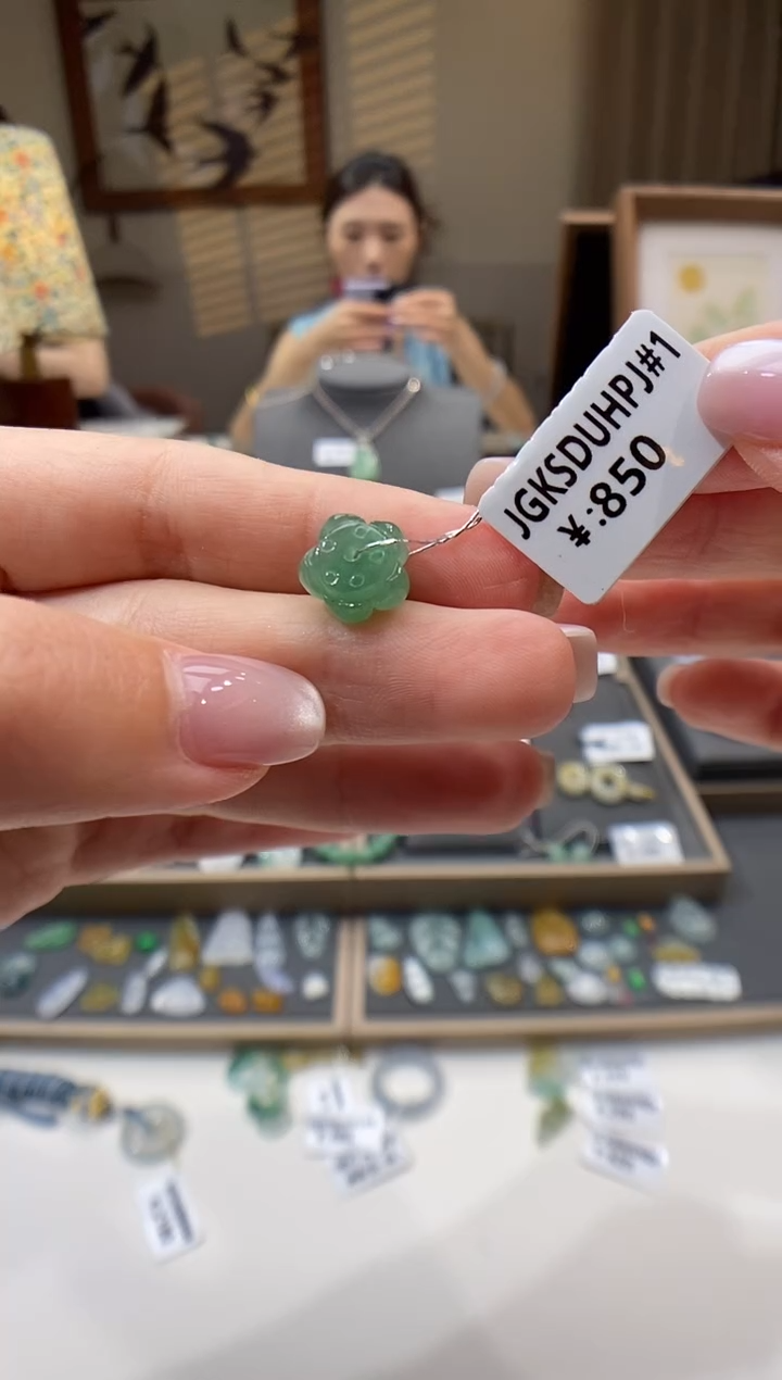 翡翠未镶嵌颈饰莲花