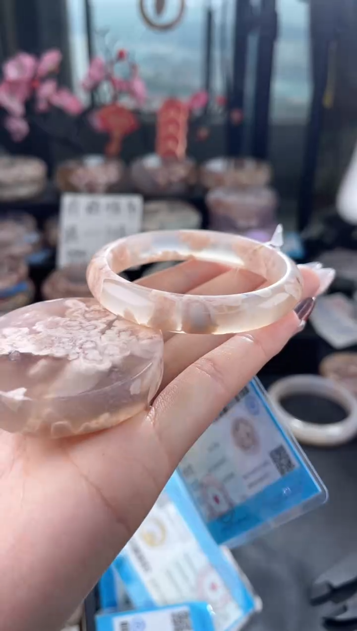 【闪购商品】石英质玉手镯未镶嵌52