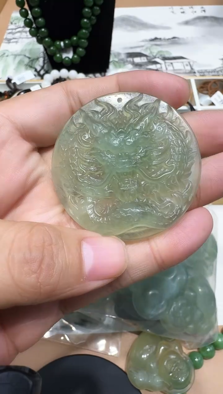 颈饰未镶嵌岫岩老玉（透闪石质玉）吊坠