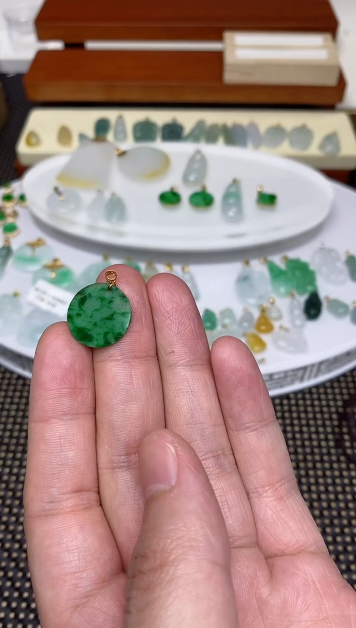 【闪购商品】翡翠吊坠(不含链)18K金镶嵌小绿园