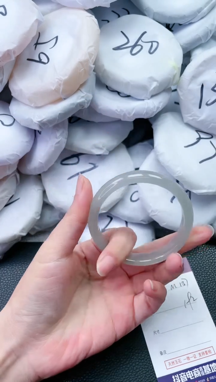 【闪购商品】石英质玉手镯未镶嵌M157