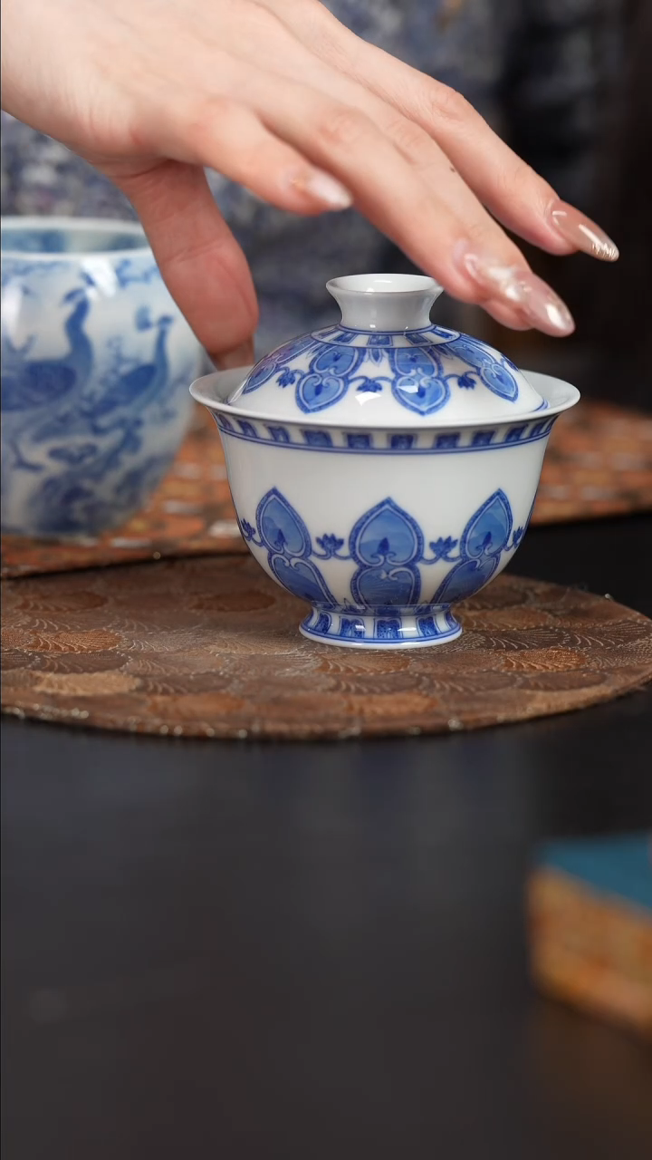 【闪购商品】杯看山柴窑青花图案