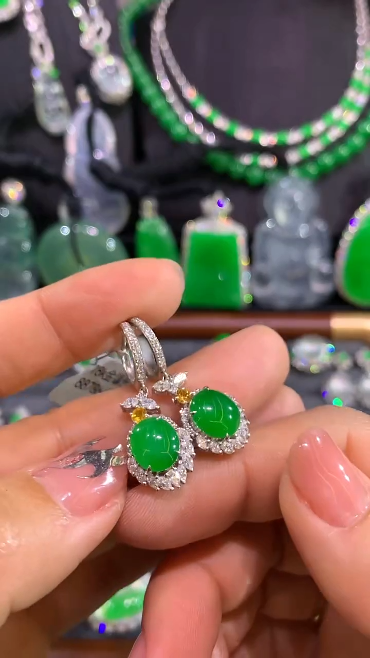 18K金镶嵌翡翠耳饰耳包