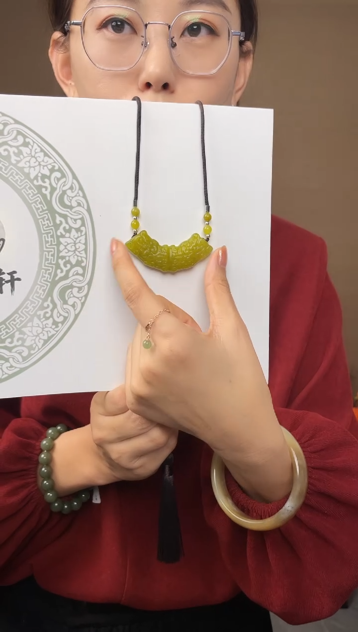 未镶嵌岫玉颈饰1