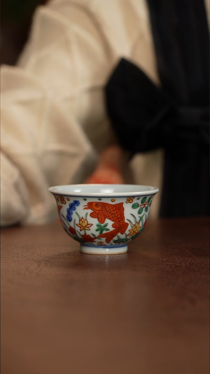 明五彩鱼藻纹压手杯