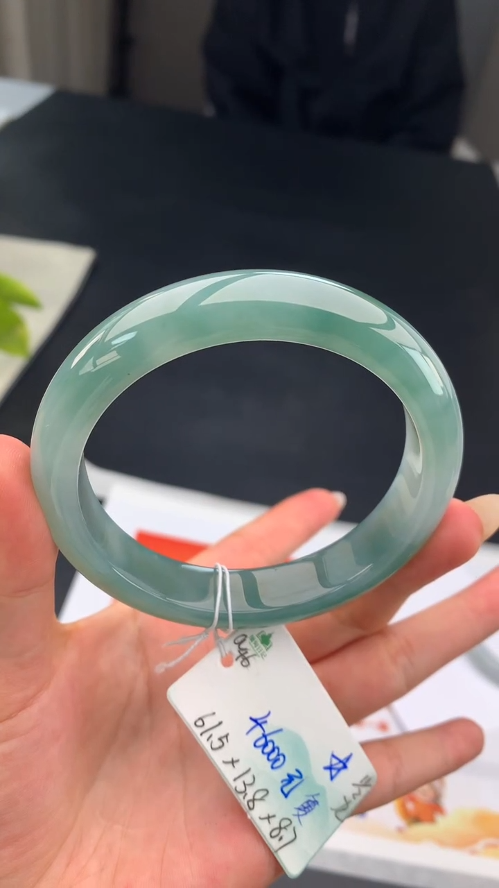 【闪购商品】翡翠手镯未镶嵌 #情人节#送礼，下单联系客服核对地址~