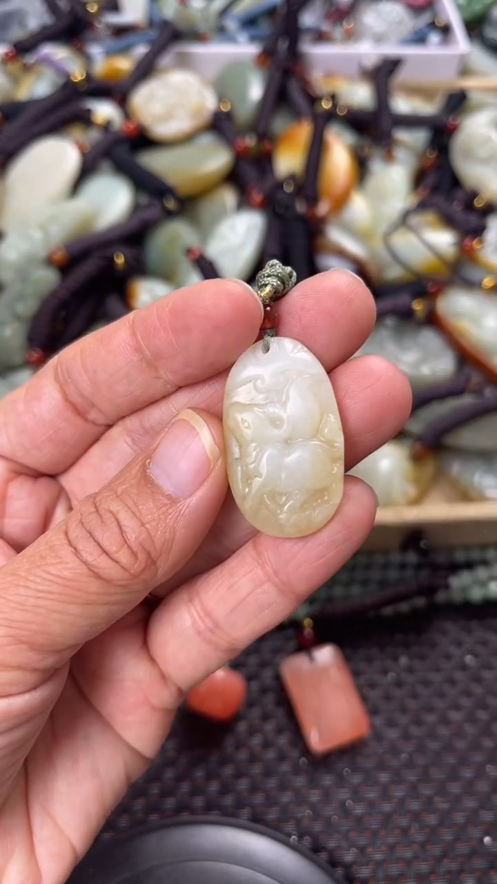 【闪购商品】和田玉颈饰未镶嵌多样性发货没有证书拍一发一有瑕