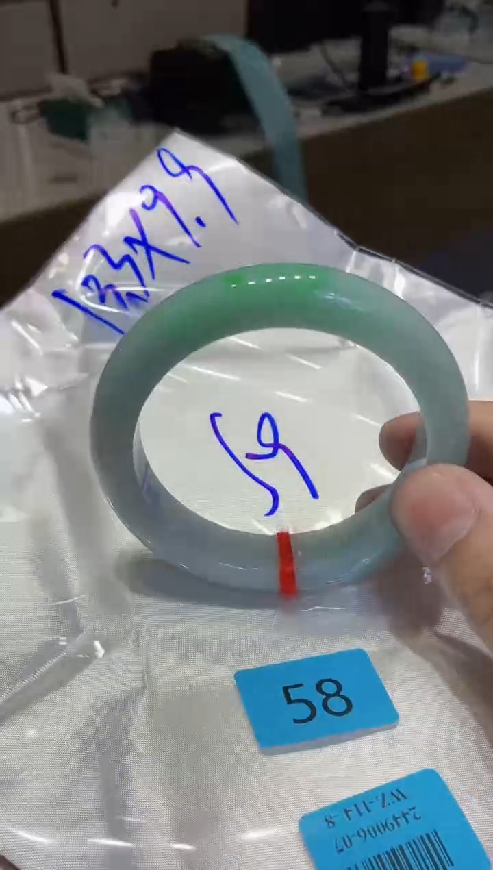 翡翠手镯未镶嵌翡翠手镯