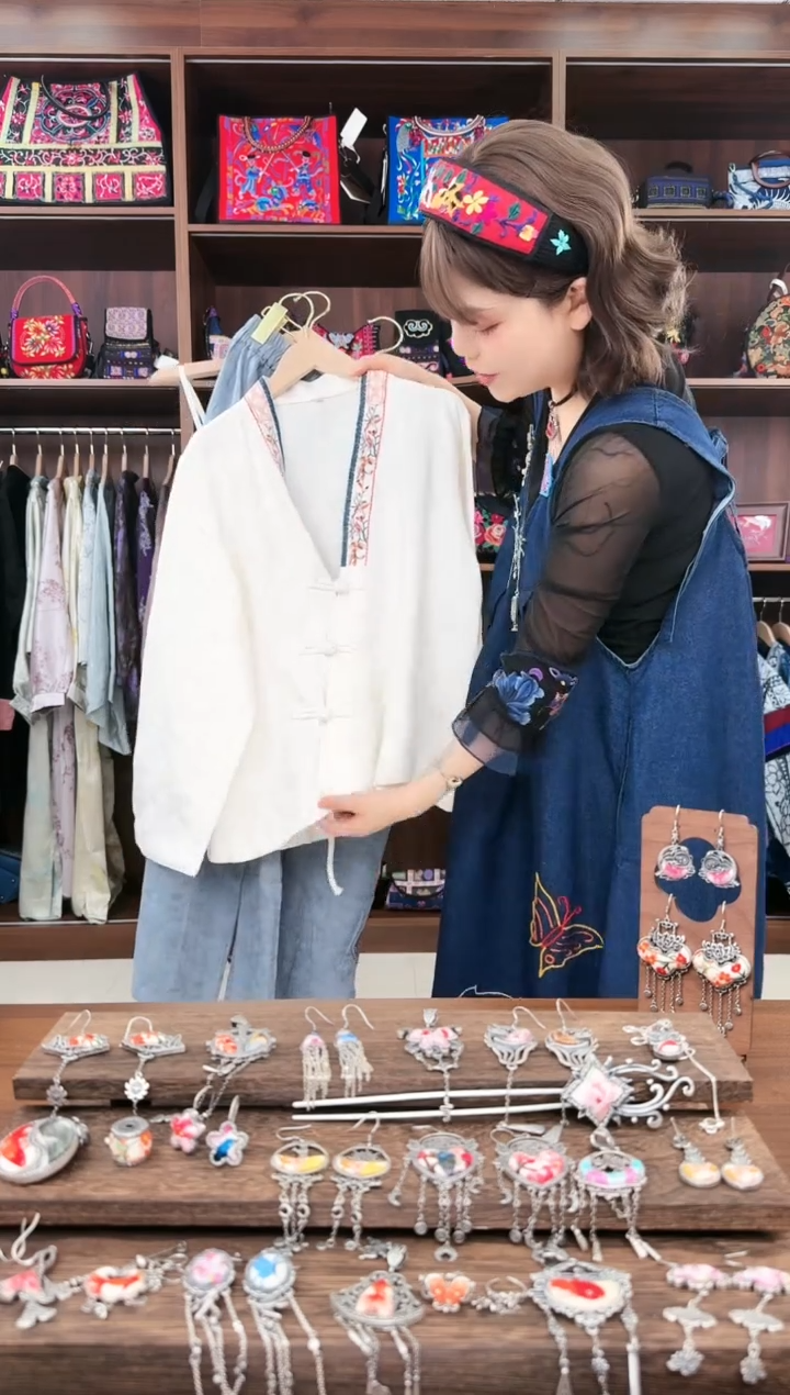 【闪购商品】织绣L18蚩梦苗族古绣