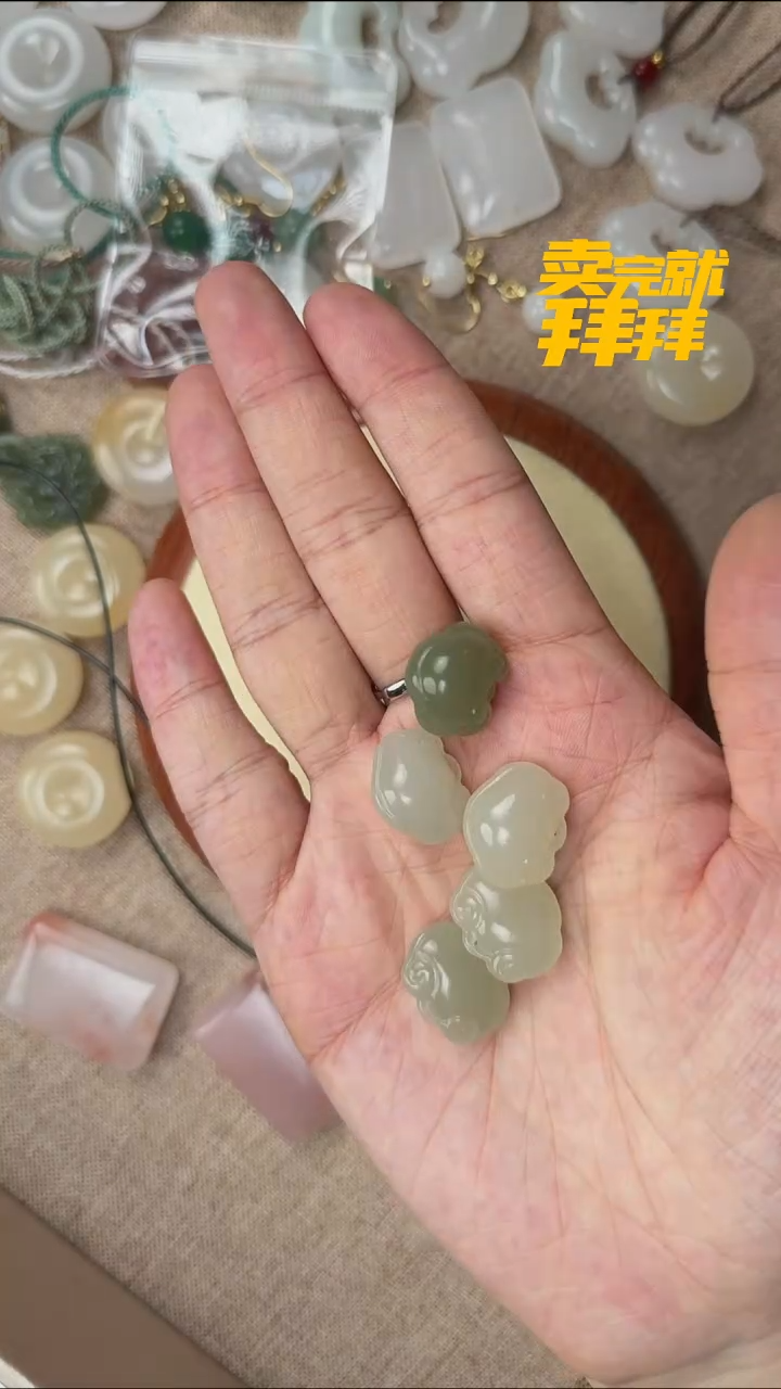 和田玉银S925镶嵌颈饰和田玉胖锁浅色