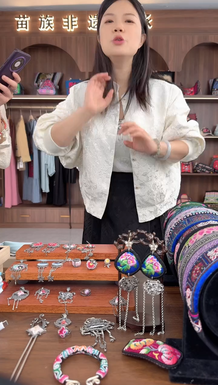 【闪购商品】织绣扶光苗绣传承L5