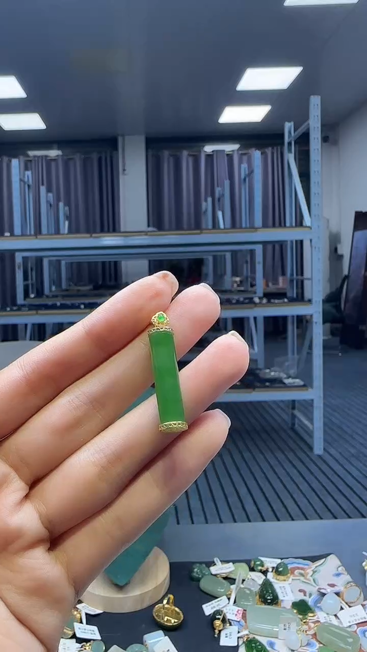 18K金镶嵌和田玉挂件1