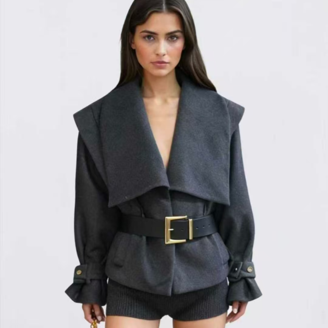 【LOCAT】 KIKI CHAU 深灰色翻领外套  25AW019CG