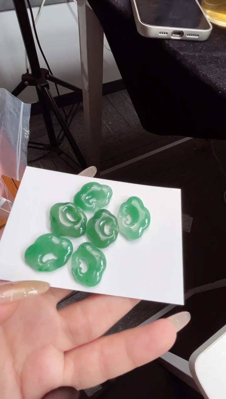 吊坠(不含链)未镶嵌石英质玉（非洲翠）25.4祥云锁