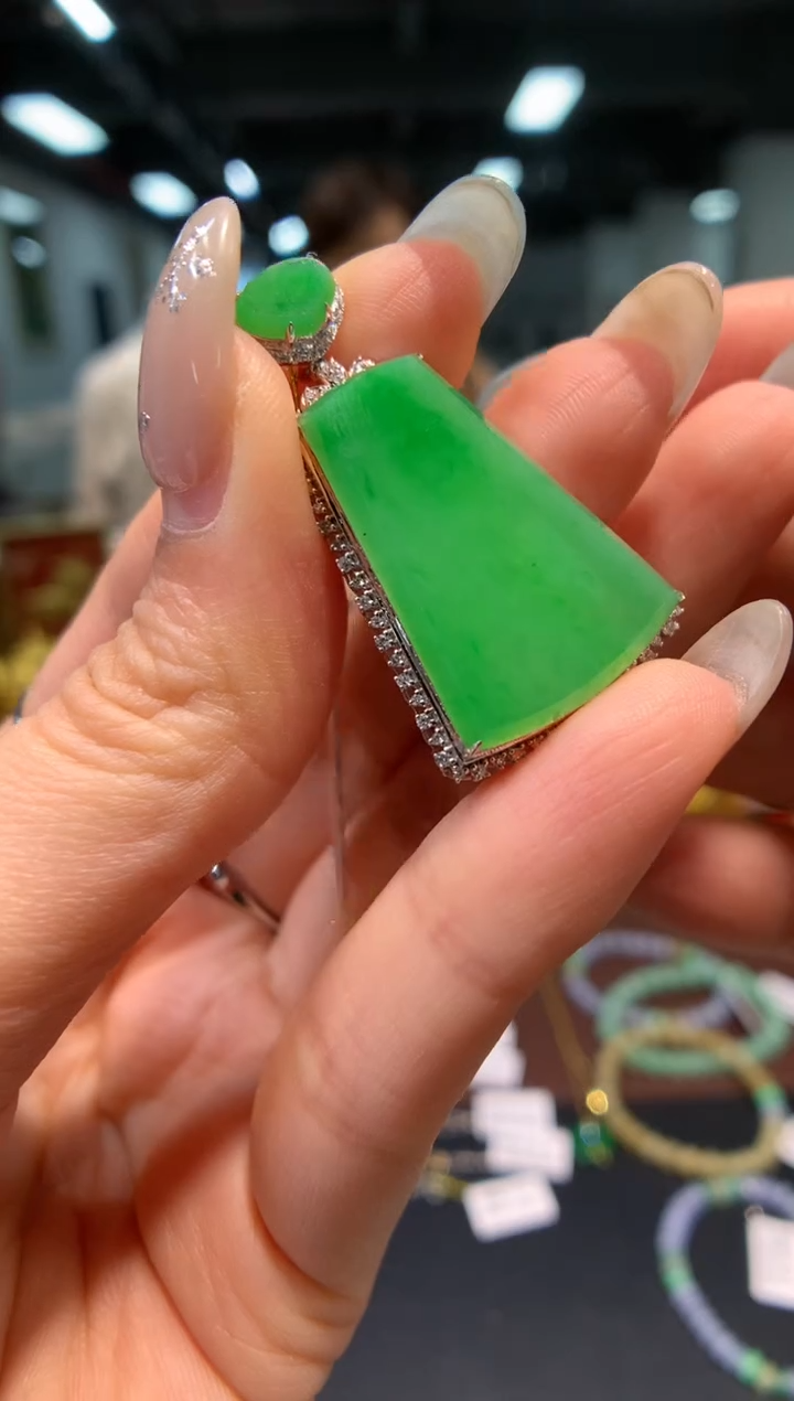 颈饰18K金镶嵌翡翠无事牌