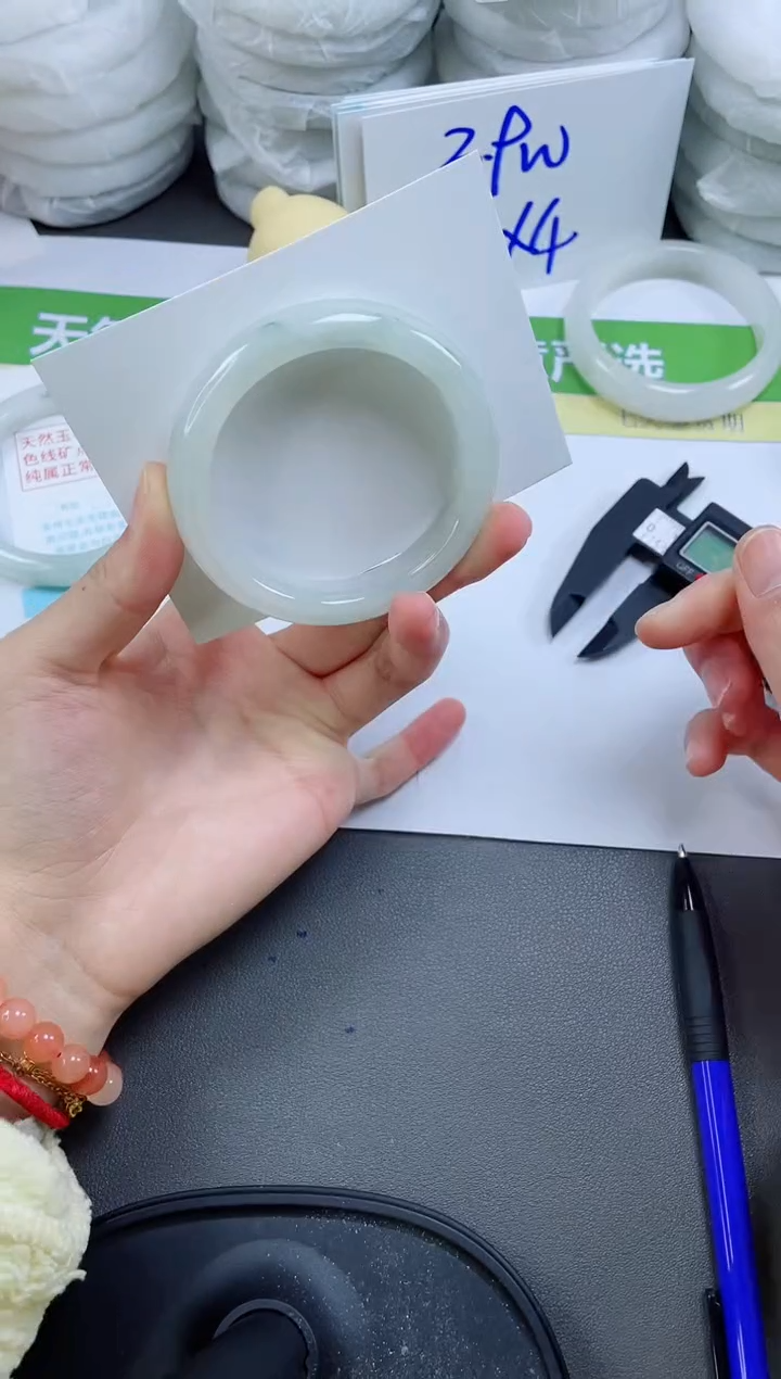 【闪购商品】石英质玉手镯未镶嵌180-53