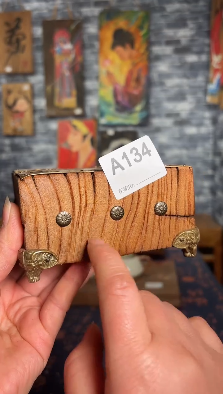 ?***。风化老门板丙烯画