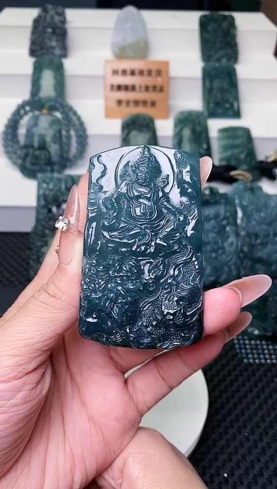 颈饰未镶嵌翡翠 