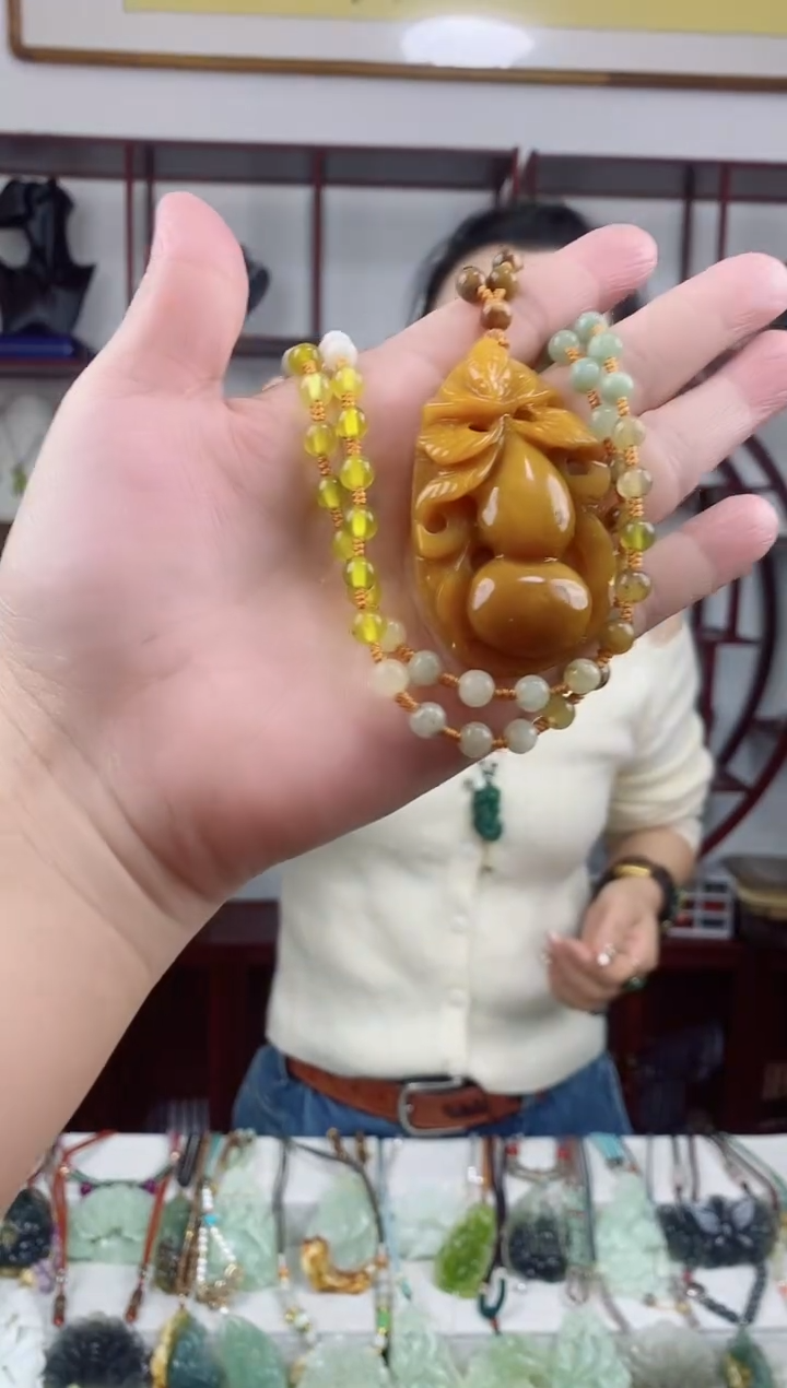 未镶嵌岫玉颈饰1