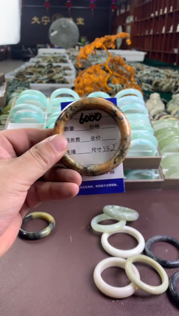 蛇纹石玉未镶嵌手镯6000