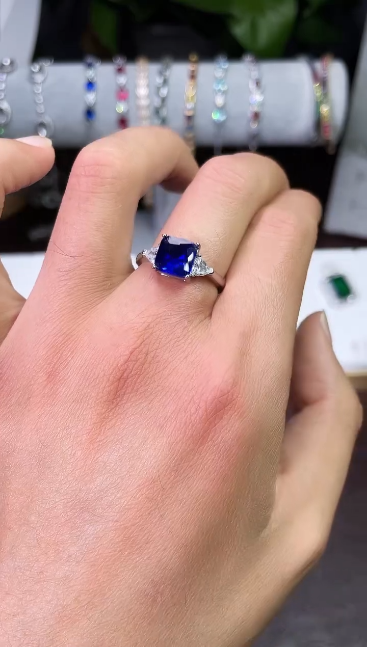 足铂镶嵌合成（培育）红宝石戒指/指环蓝小妖戒指