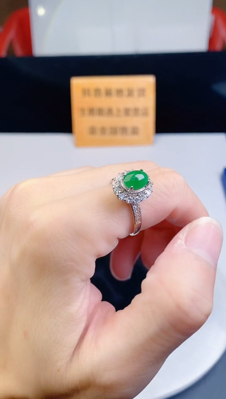 颈饰未镶嵌翡翠 